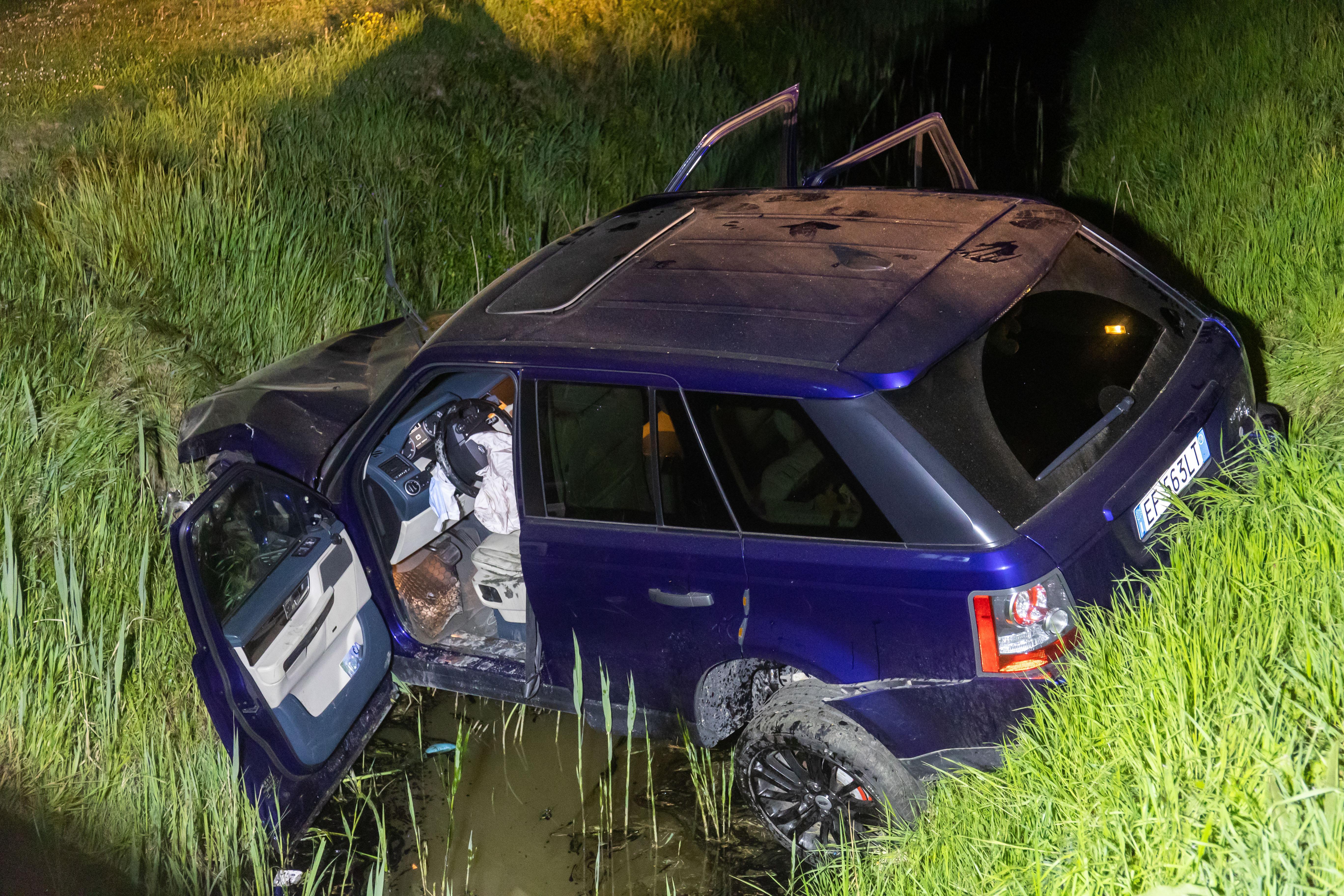 Con l'auto contro la sponda del canale: due giovani feriti, grave una ragazza