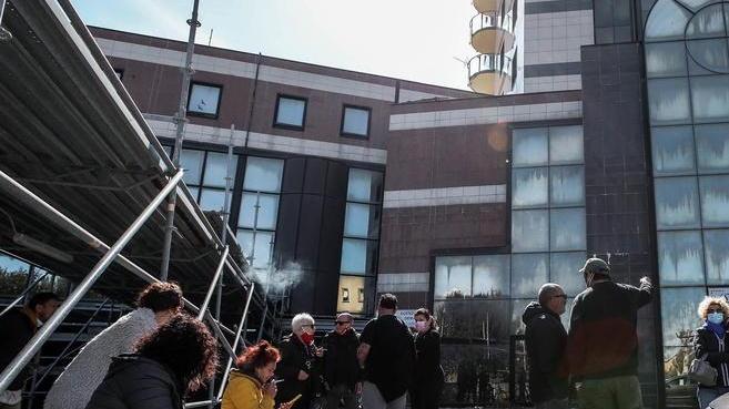 La Torre della Cigna di Livorno ora è tutta vuota: la maxi occupazione finisce trattando