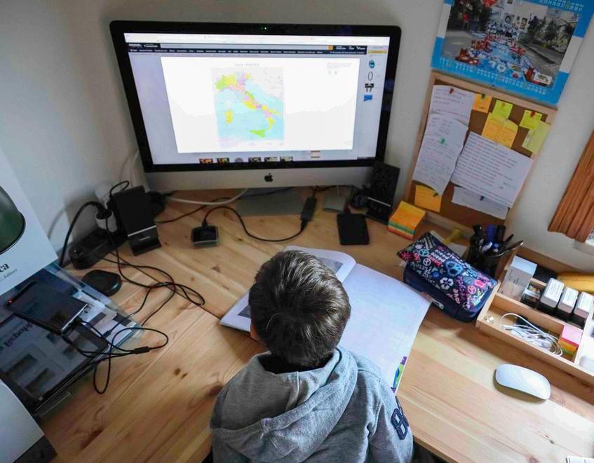 Multato il bimbo in dad dall’amica Il sindaco: i genitori vengano da me 