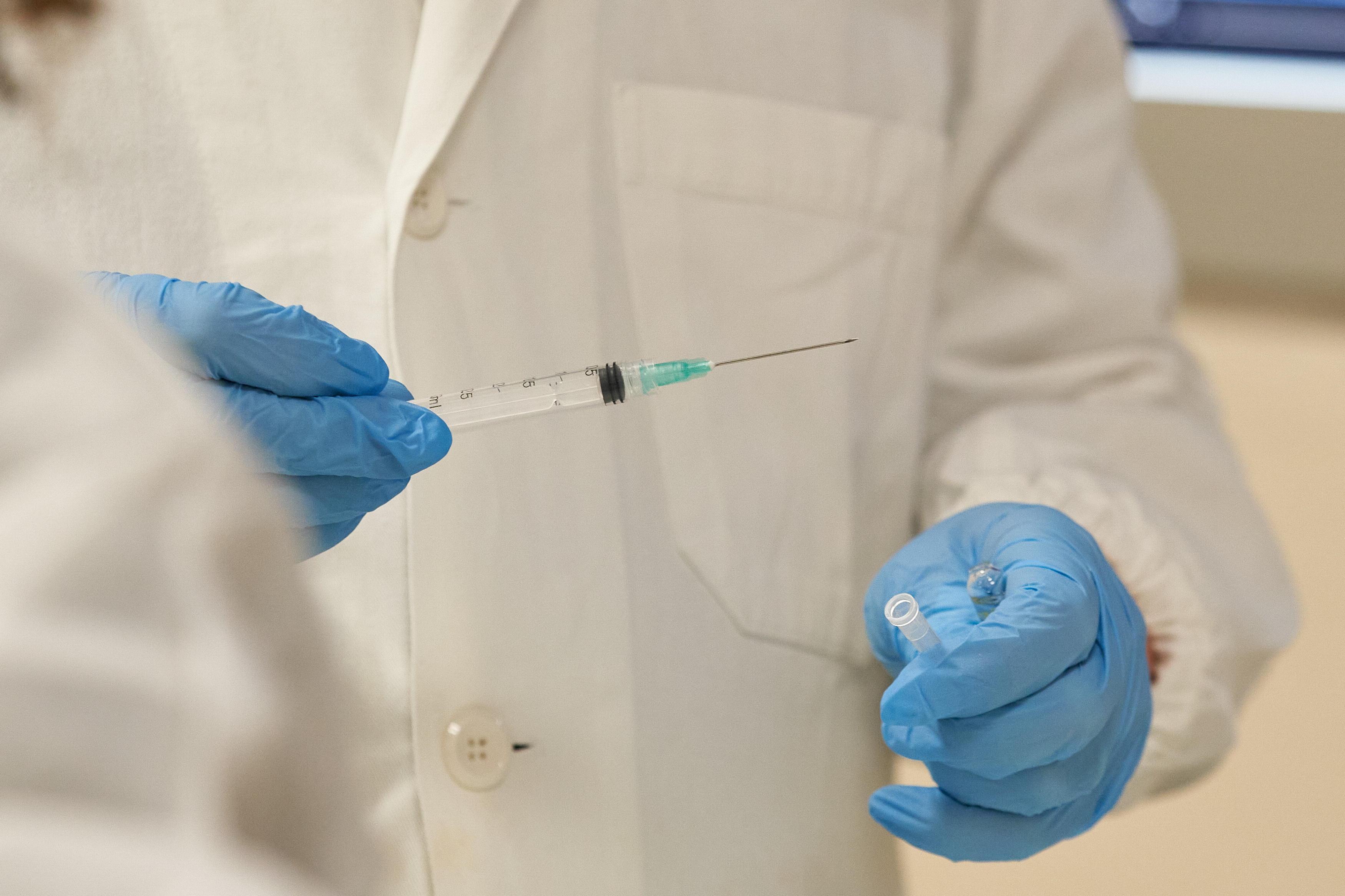 La Versilia ultima della classe nelle vaccinazioni agli over 80 