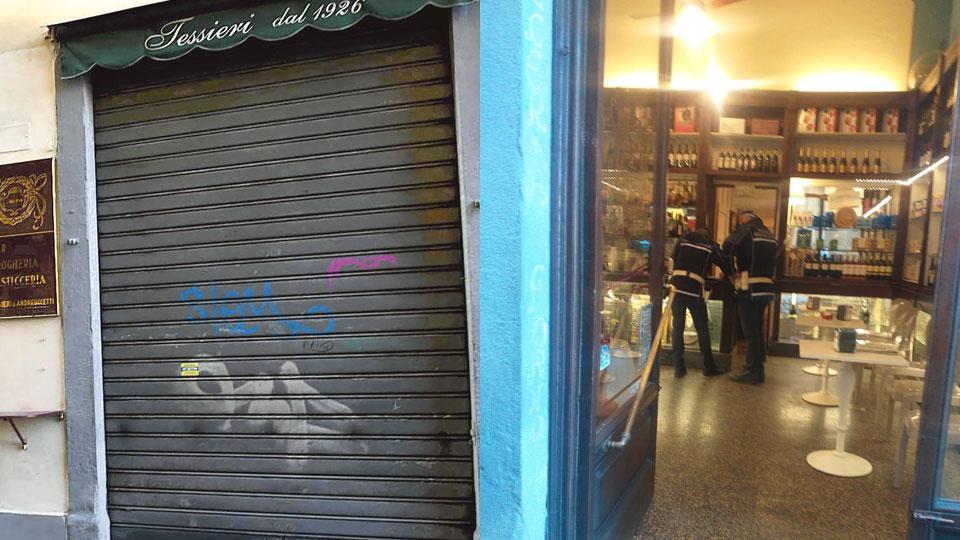 A destra gli agenti della polizia municipale all’interno del locale a sinistra il  bar Tessieri chiuso (Foto sernacchioli)