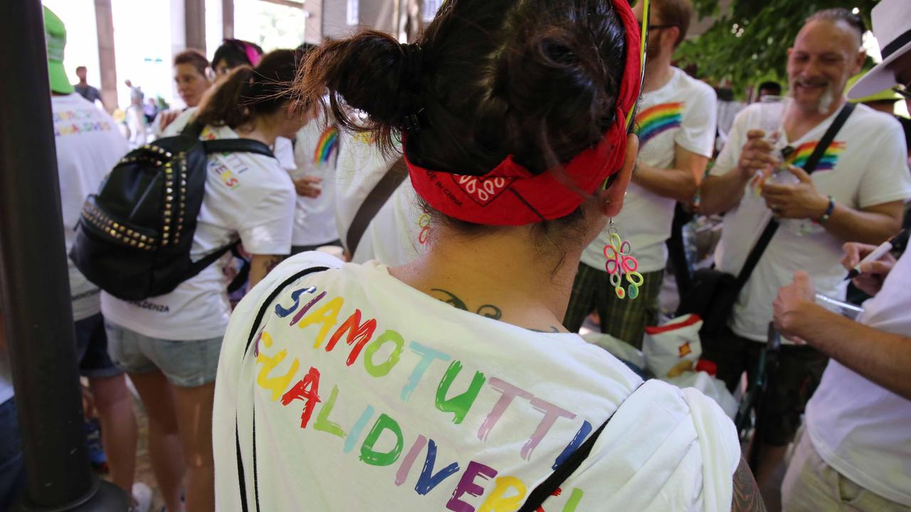 «Ti taglio la gola, lesbica»: cacciata dalla famiglia