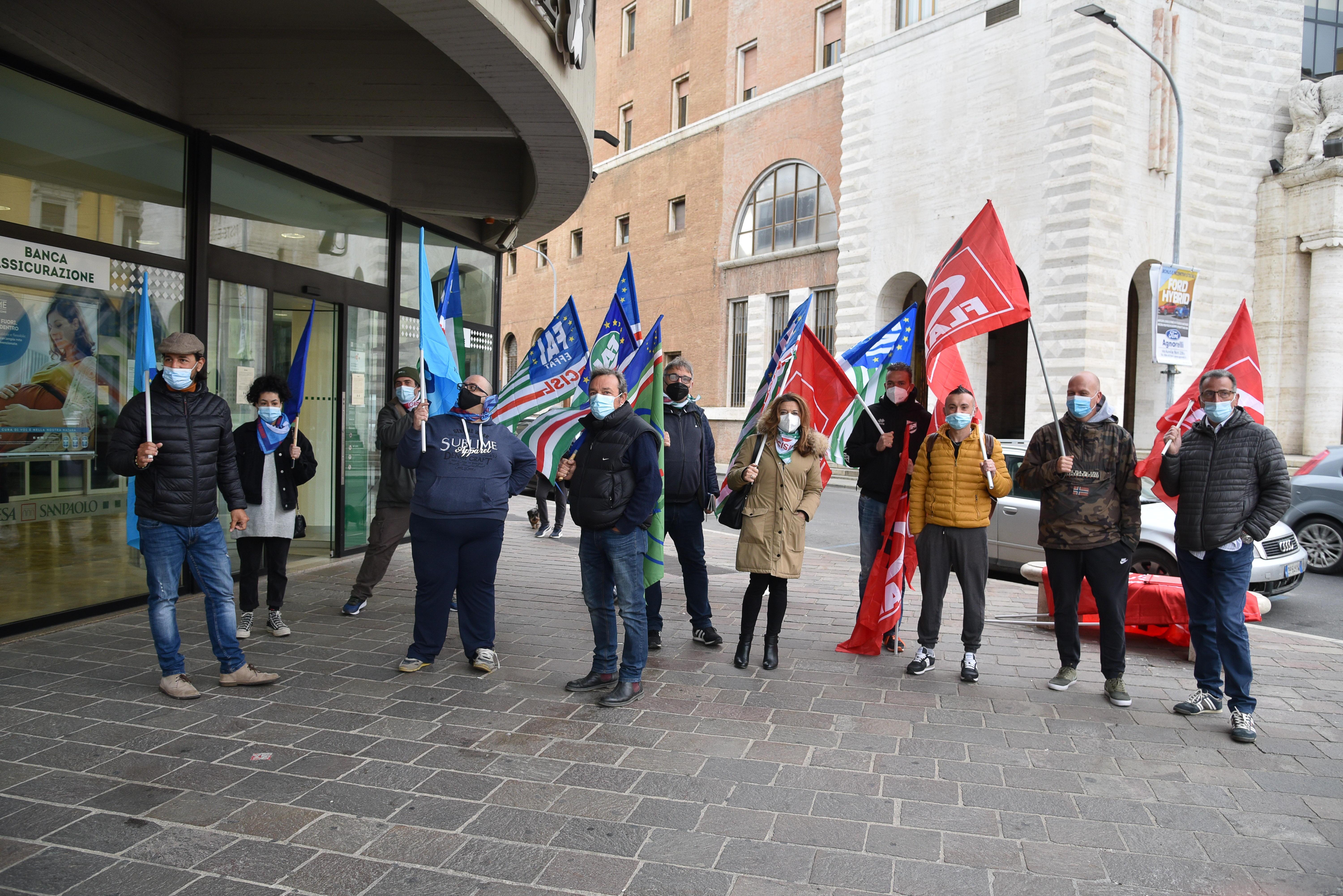 La protesta in piazza Fratelli Rosselli (piazza della Vasca) a Grosseto (foto Agenzia Bf)