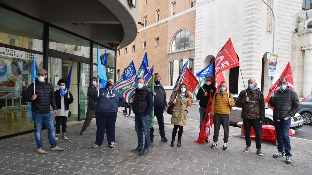 La protesta in piazza Fratelli Rosselli (piazza della Vasca) a Grosseto (foto Agenzia Bf)