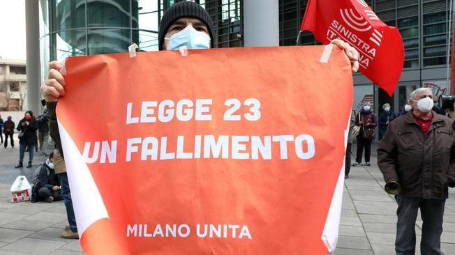Covid: pentolada di protesta sotto Regione Lombardia