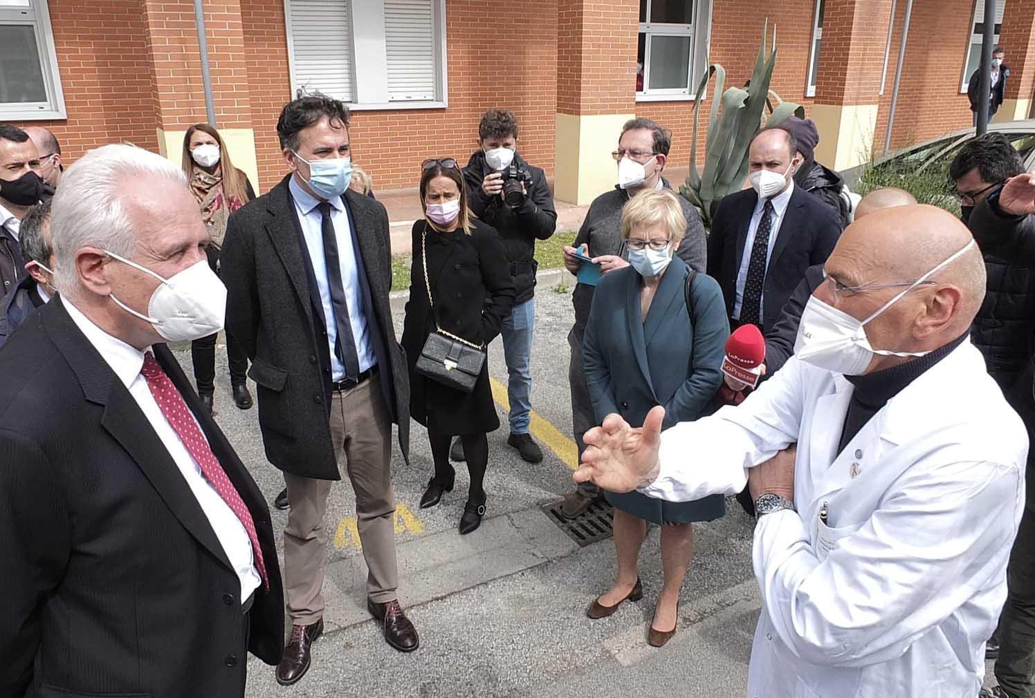 Eugenio Giani col professor Francesco Menichetti all'ospedale di Pisa