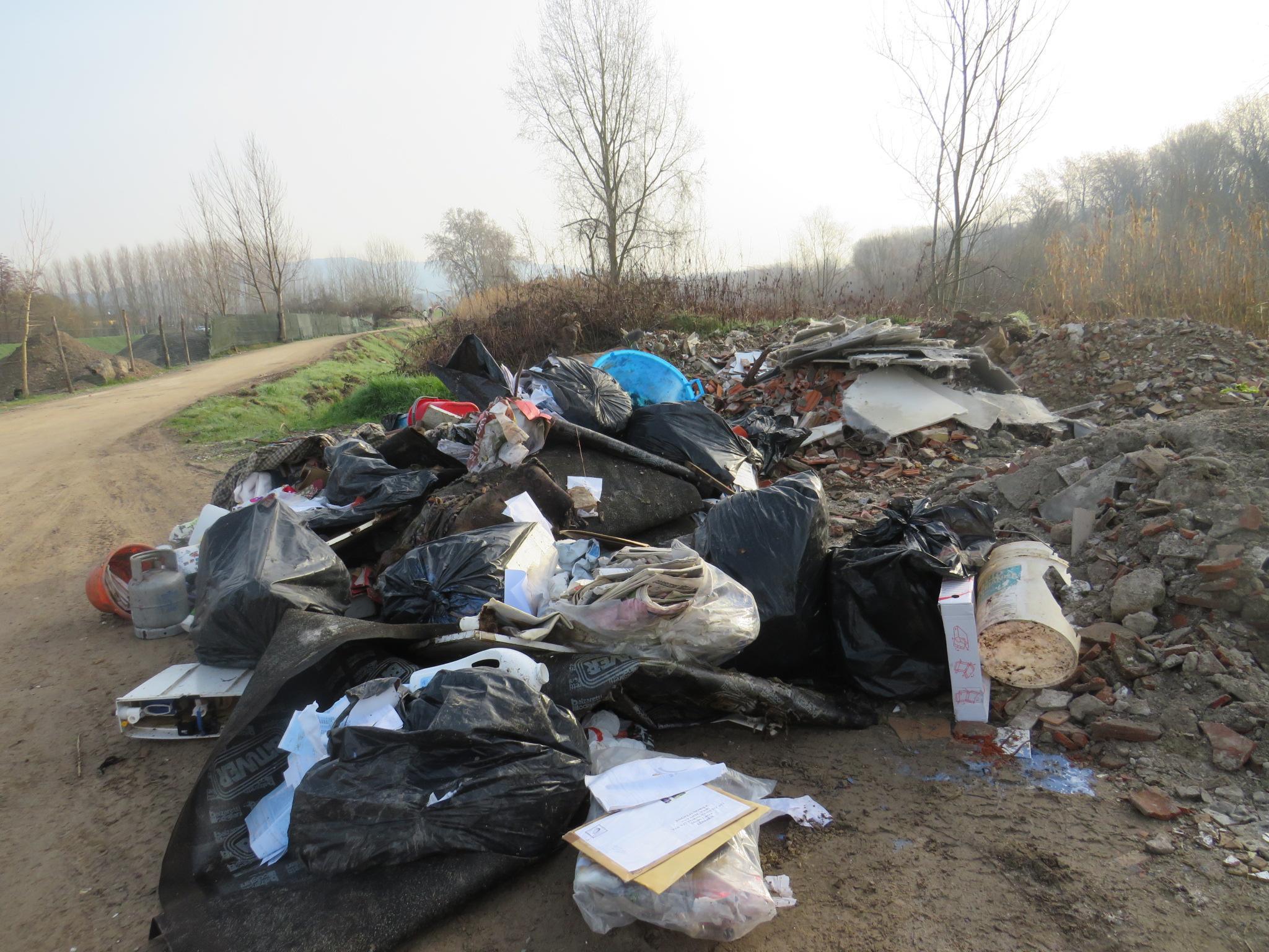 Sacchi neri lungo le rive del Serchio, la Polizia Municipale lo scova e lo denuncia