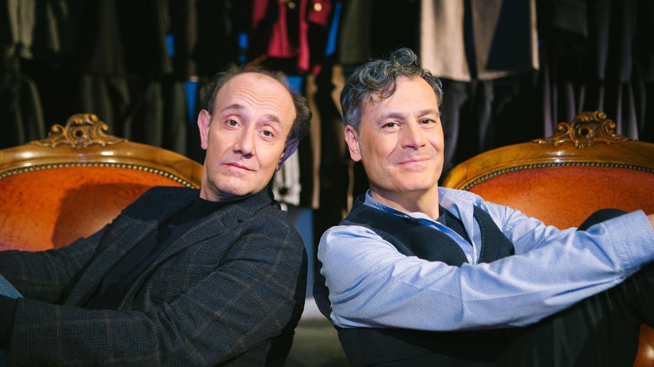 Ale e Franz festeggiano 25 anni di carriera, si ride con “Fuori tema”