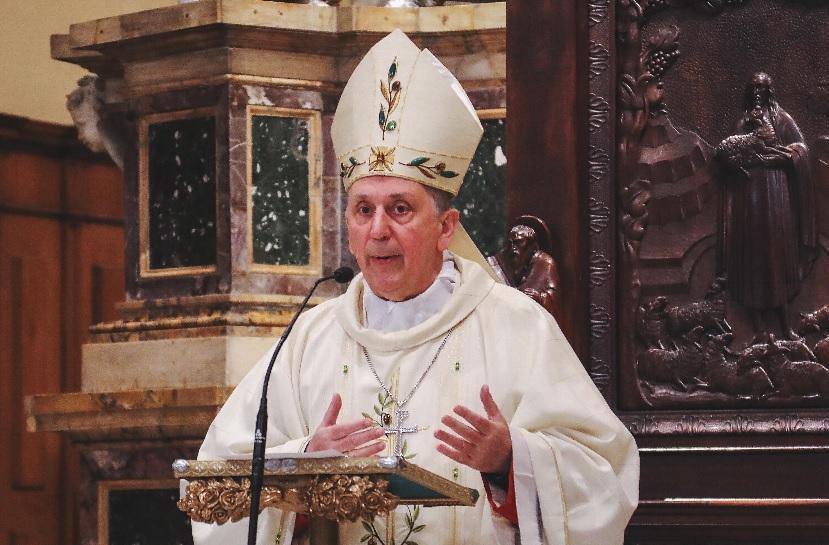 Il vescovo di Livorno Simone Giusti in duomo durante l'omelia