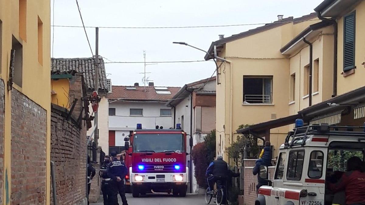 Finale, dà fuoco alla casa: due persone intossicate