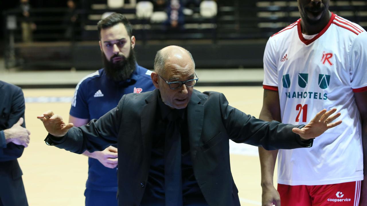 Il tecnico Attilio Caja durante un time out