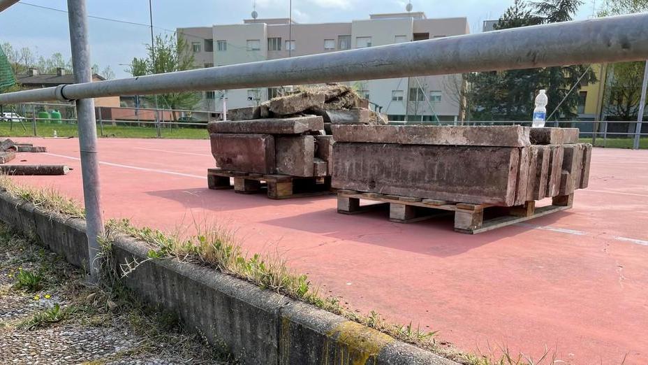 Al lavoro per dare nuova vita alla pista all’aperto di hockey