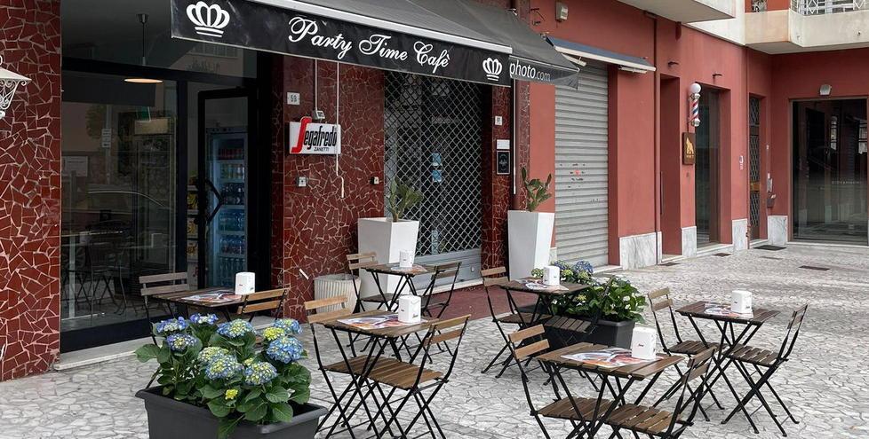 Bar chiude per Covid Ma i nuovi gestori sfidano la crisi e riaprono l’attività