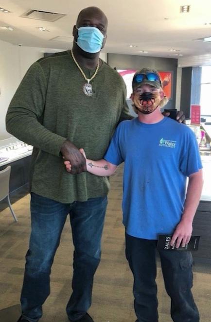 Shaquille O'Neal paga l’anello di fidanzamento a un giovane sconosciuto 