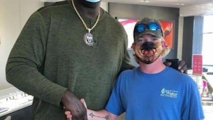Shaquille O'Neal paga l’anello di fidanzamento a un giovane sconosciuto