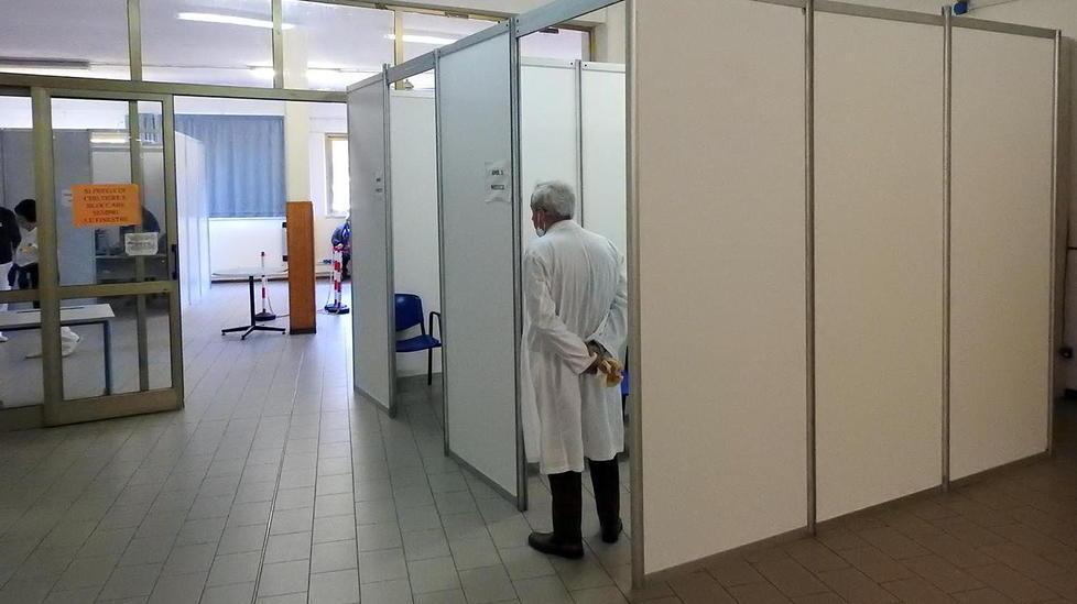 Scarseggiano ancora i vaccini, stop ai nati tra il 1941 e il 1951 