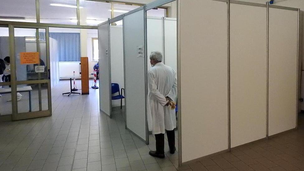 Scarseggiano ancora i vaccini, stop ai nati tra il 1941 e il 1951