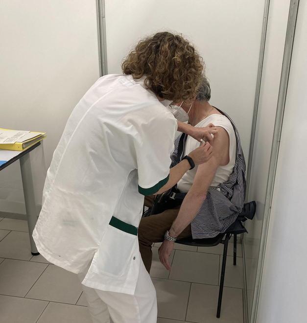 Vaccinati i primi 55 pazienti fragili ma al centro Pertini è un avvio lento 