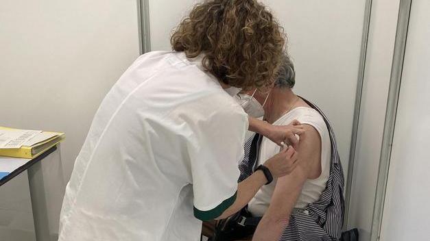 Vaccinati i primi 55 pazienti fragili ma al centro Pertini è un avvio lento