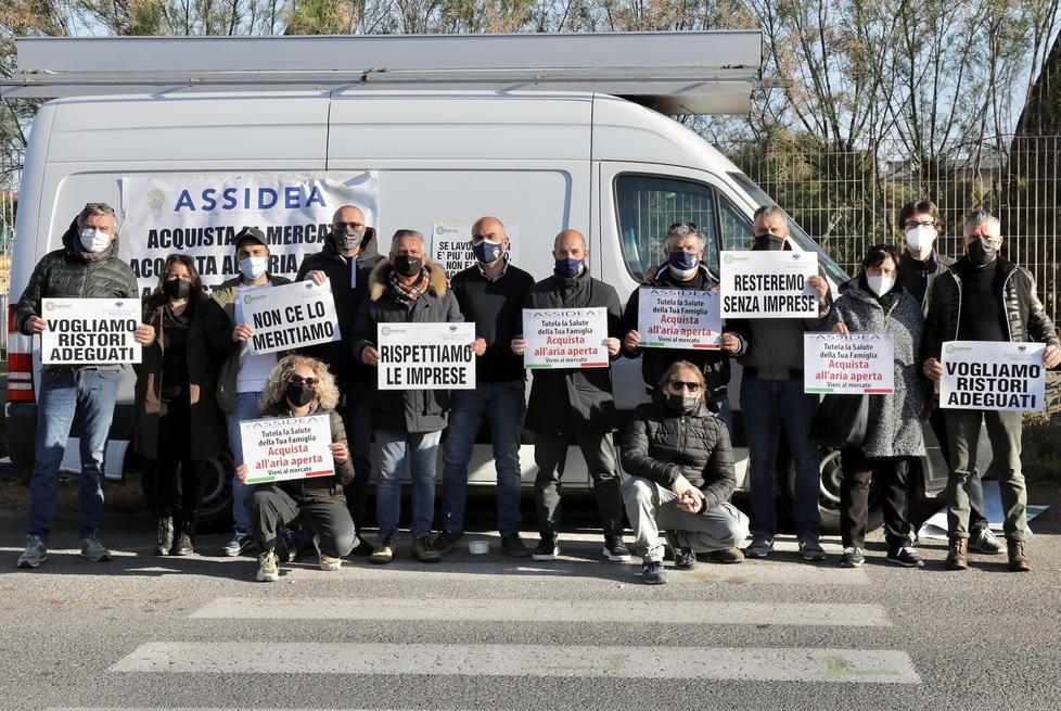 Mercatino del venerdì, i banchi ci sono ma niente merce: «Vogliamo lavorare all’aperto è sicuro» 