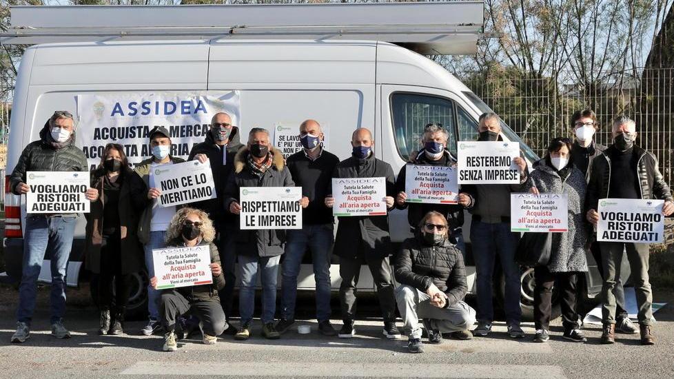 Mercatino del venerdì, i banchi ci sono ma niente merce: «Vogliamo lavorare all’aperto è sicuro»