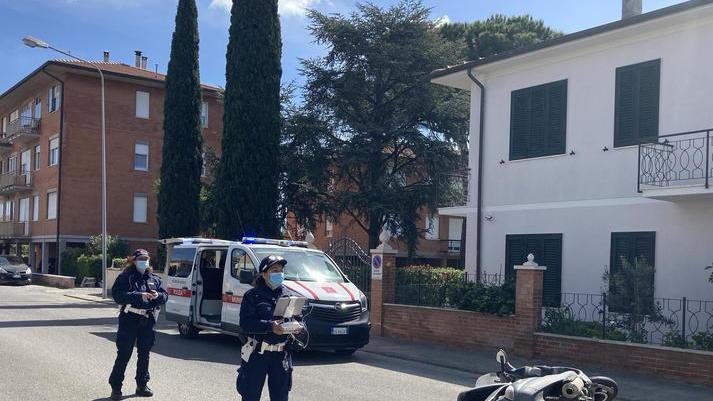 Cade in strada con lo scooter all’ospedale con ferite al volto