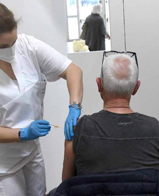 Maxi vaccinazione al palasport convocati 180 ultraottantenni 