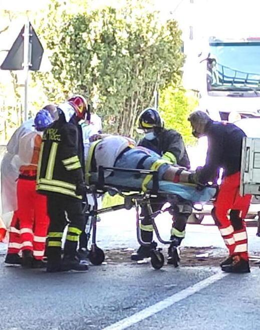 Scontro frontale fra un camion e un’auto 55enne in codice rosso