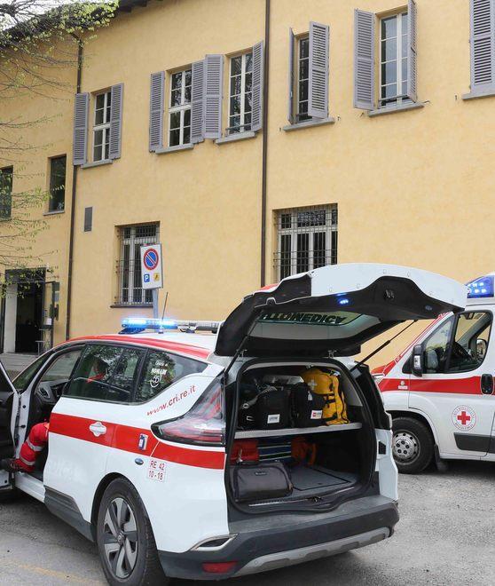 Bidella chiude le finestre e si ferisce alla testa