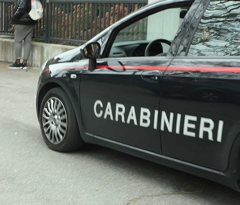 Anziano adescava i bambini davanti a scuola 