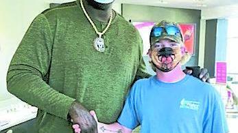 Shaquille O'Neal paga l’anello di fidanzamento a un giovane sconosciuto