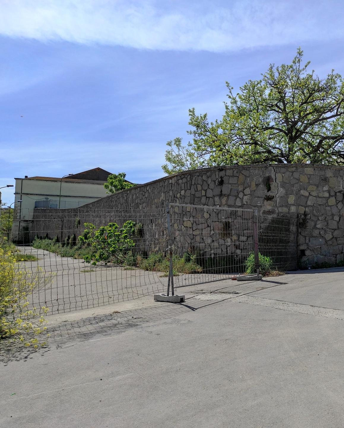 Sorso, via libera alla messa in sicurezza del muro di via Siglienti