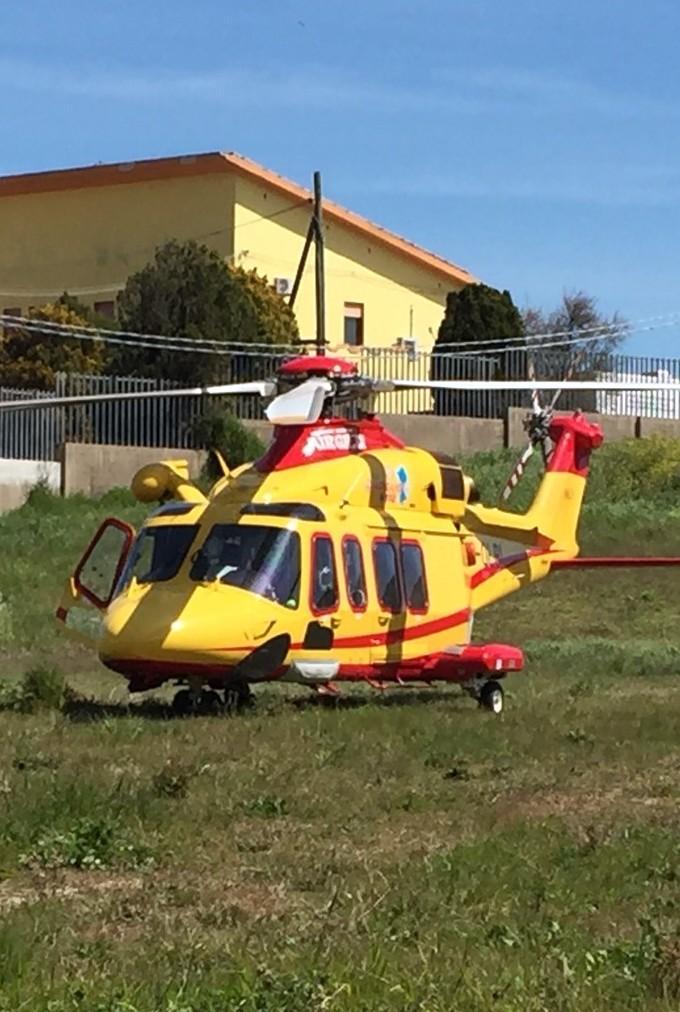 Ha un attacco cardiaco e muore davanti a casa