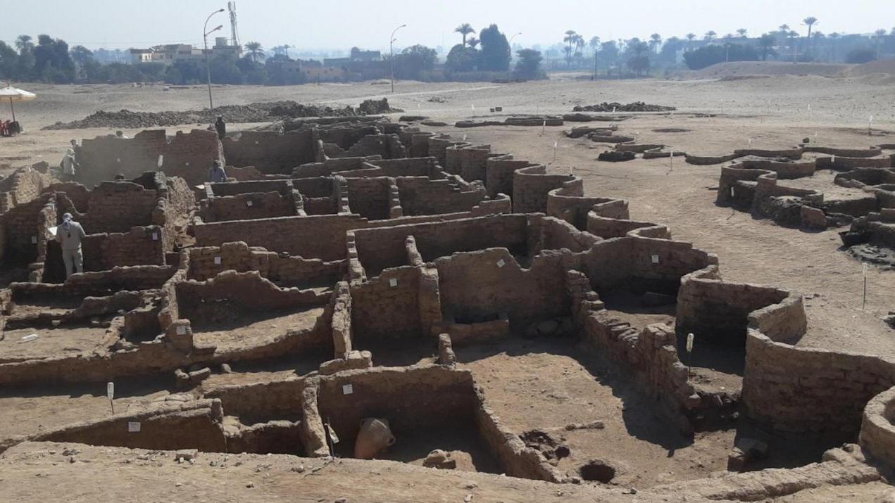 Egitto, riemerge la città d’oro di Nefertiti 