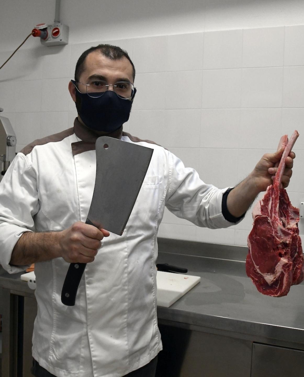 Lo chef-macellaio simbolo della rinascita di Bitti 