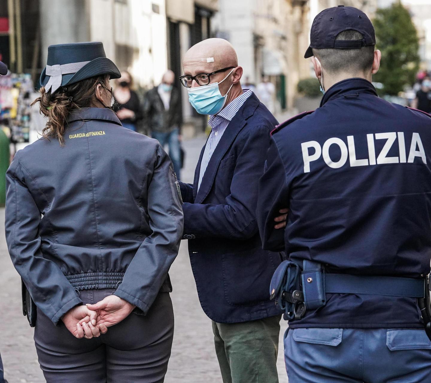 Stop alle visite ai parenti ci si sposta solo per necessità 