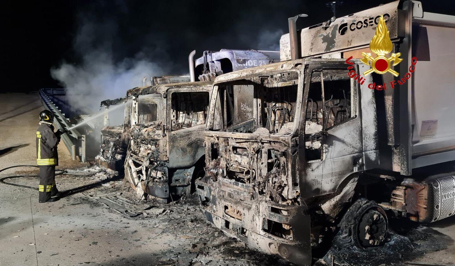 I camion compattatori distrutti dal fuoco