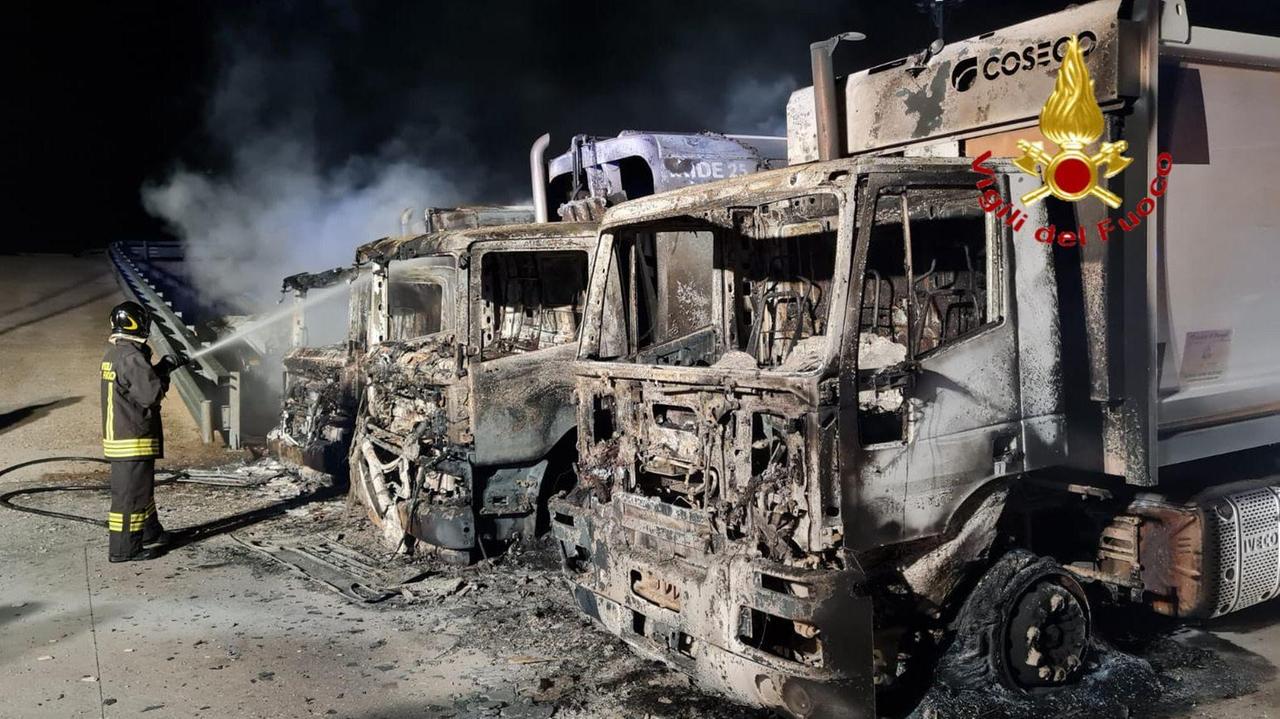I camion compattatori distrutti dal fuoco