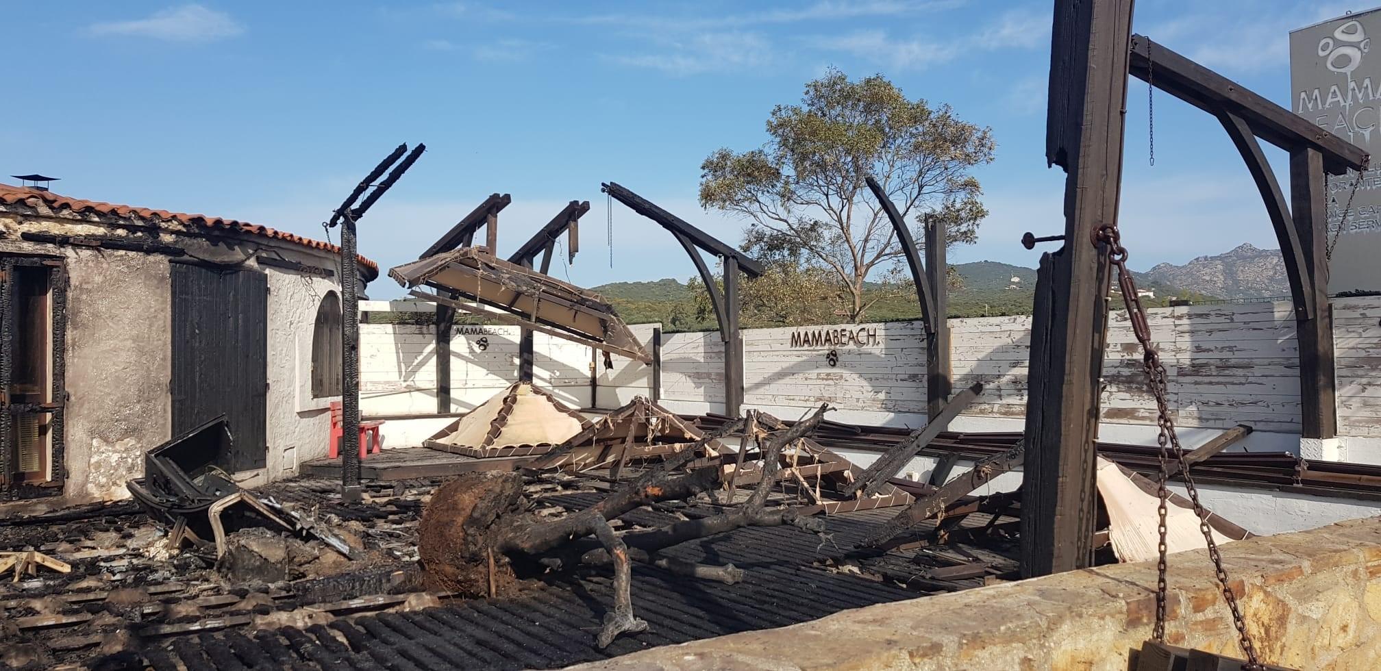 Olbia, incendio doloso distrugge il bar-ristorante Mama beach  
