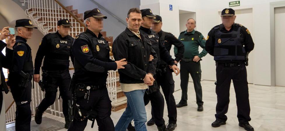 Ferrara, Igor accusato di tre omicidi. Ma resta il “buco” della fuga 
