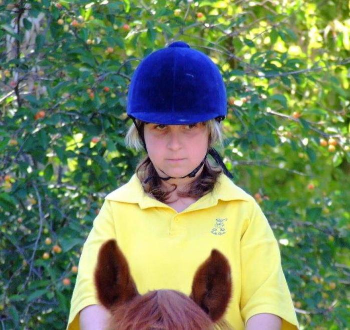 Ilaria Giari durante una attività a cavallo con l'associazione Efesto