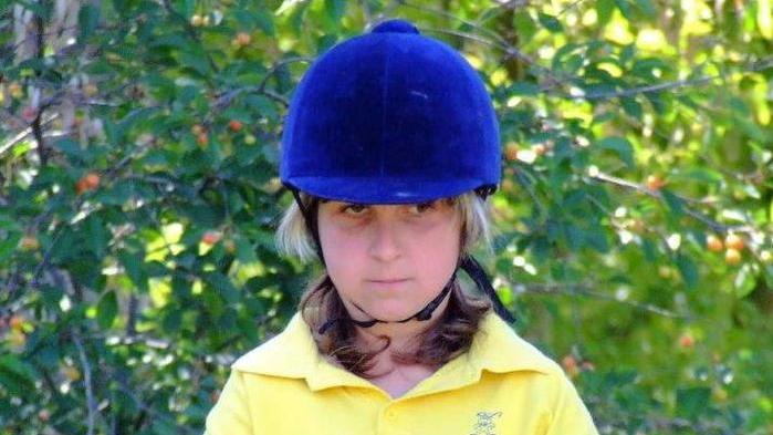 Ilaria Giari durante una attività a cavallo con l'associazione Efesto