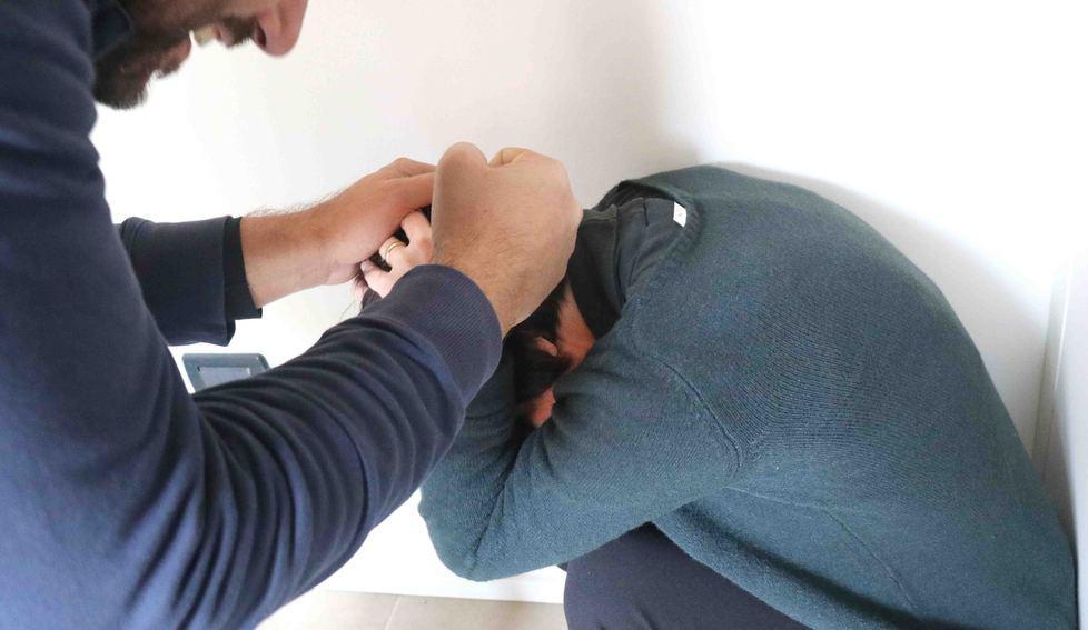Cacciato di casa il marito violento, dopo anni di botte e sesso imposto con la forza