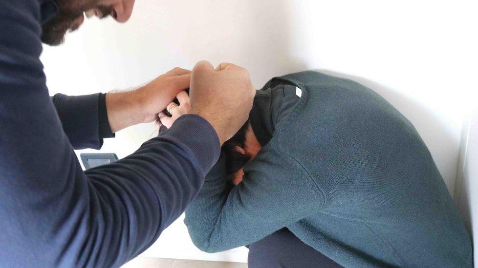 Cacciato di casa il marito violento, dopo anni di botte e sesso imposto con la forza