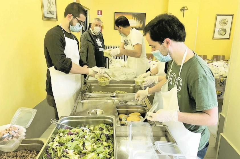La preparazione dei pasti alla mensa del Centro ascolto