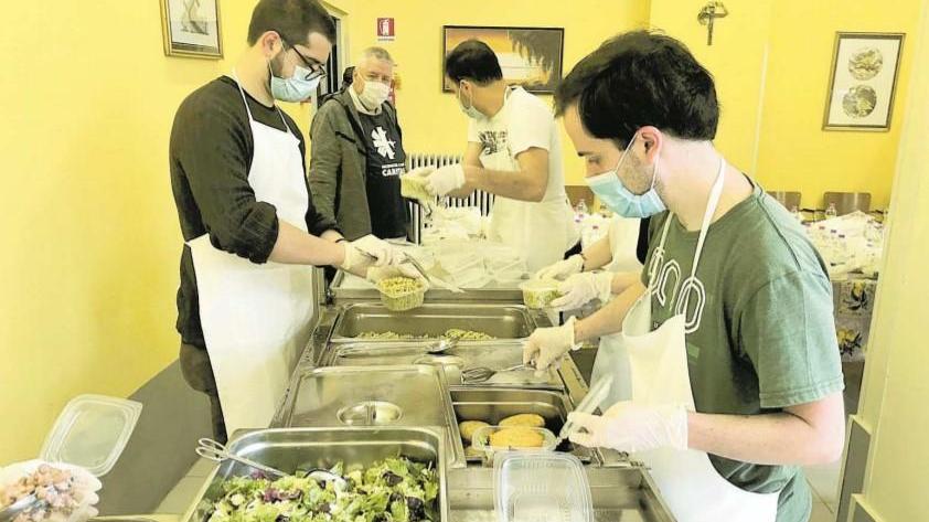 La preparazione dei pasti alla mensa del Centro ascolto