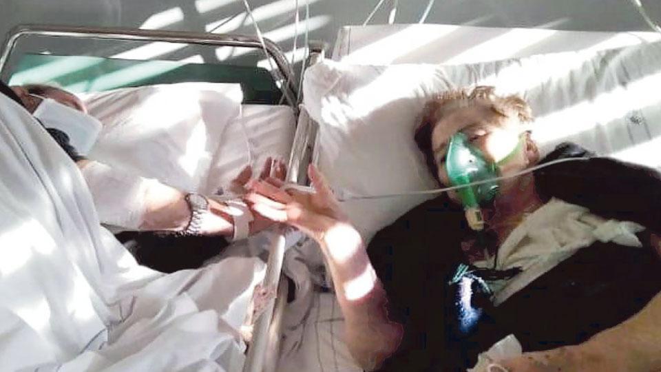 La coppia durante la degenza in ospedale mentre si tenevano la mano e si confortavano a vicenda: siamo nella primavera del 2020, durante la prima ondata del virus