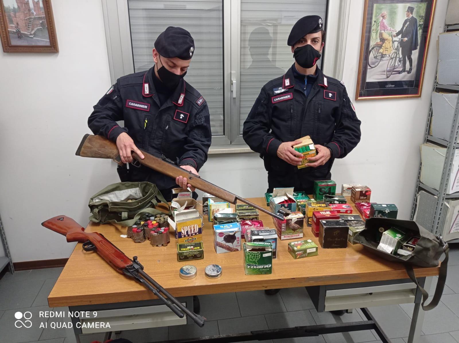 Nascondevano centinaia di munizioni e due carabine, un arresto e una denuncia