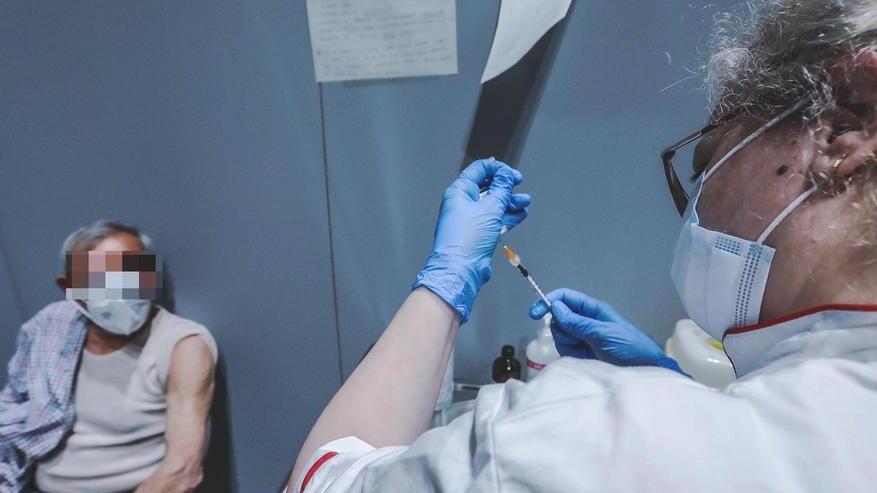 Un anziano sta per ricevere il vaccino anti-Covid (foto marzi)