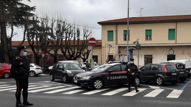 I carabinieri di Cecina alla stazione ferroviaria